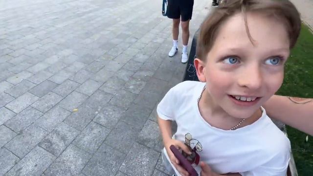 маленький реферал подошел сфоткаться со злым! миленький мальчик смотреть онлайн