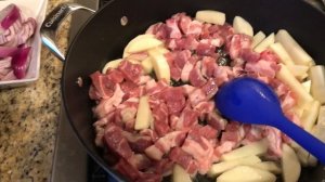 Свинина с овощами на сковороде.