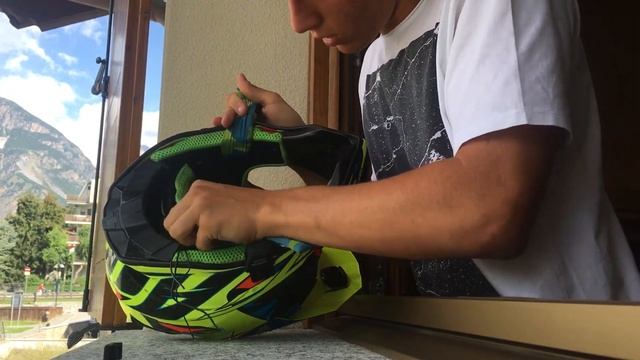 TUTORIAL: Come Rimuove Gli Interni Di Caschi AIROH TWIST - How To Remove AIROH TWIST Helmet Interna