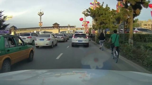 На трассе не всегда нуэно ездить быстро, вот почему я так думаю смотреть онлайн
