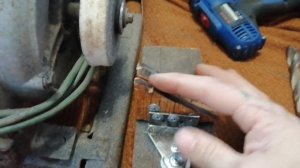 Приспособление для заточки свёрл своими руками за 10 мин.