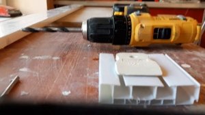 Делаем дополнительное отверстие в потолочном карнизе