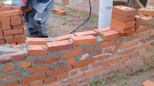 Пьяные строители кладут кирпич ?
