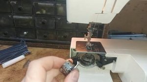 На зиг заге стягивает нить снизу, единственная проблема из за чего мажет....