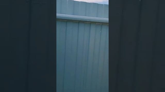 Подружки зашли переодеться в пляжную кабинку Подружки зашли переодеться в пляжную кабинку