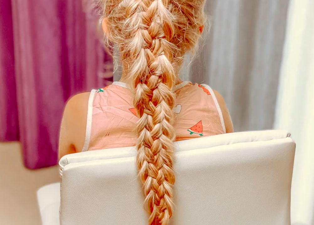 Объемная коса на длинные волосы. Детские прически. Тренды смотреть онлайн