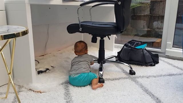 Малыш начал ползать к концу 7 месяца.