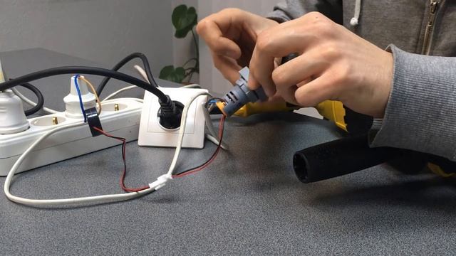 Відеоінструкція використання цифрового амперметра змінного струму ED16-22(F)AD АСКО-УКРЕМ смотреть онлайн