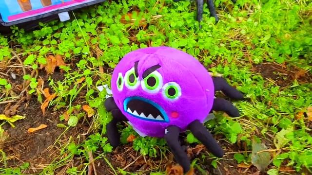 Эльвира СОБИРАЕТ КОНФЕТЫ на хелоуин Видео для малышей Эльвира и Райан смотреть онлайн