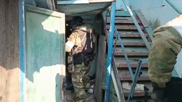 В боях за жилые кварталы Мариуполя российские военные выбивают азовцев из их нор. смотреть онлайн