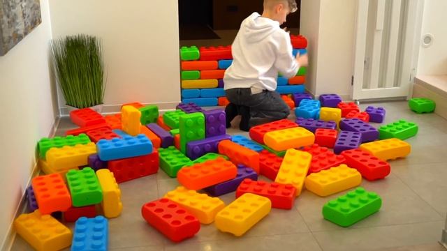 BABY ПОСТРОИЛ стену в доме!Ride on Toy Sportbike & pretend play with toys. смотреть онлайн