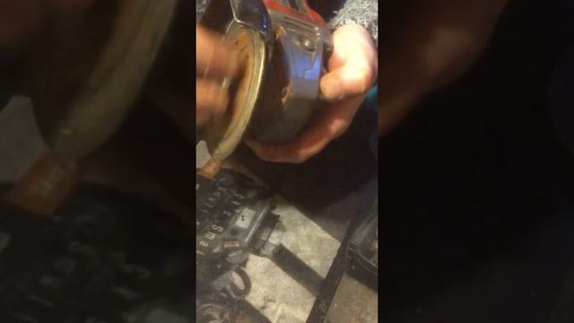 Milwaukee M18 Fuel Angle Grinder- How to change cutting disc with the FIXTEC feature.(No tools req. смотреть онлайн
