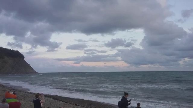 Вечернее море волны на фоне облаков Архипо-Осиповка 18.09.2021 #море #архипка #пляж #2021 #облака смотреть онлайн