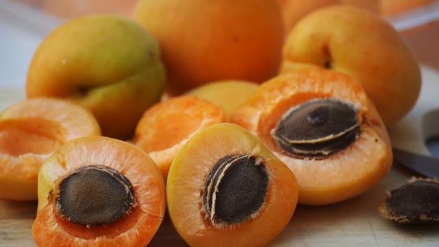 Абрикосы способны спасти от инфаркта | Польза абрикосов и косточек для организма