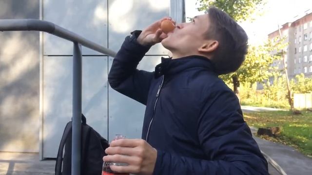 пьёт сырое яйцо на спор шок!!!! смотреть онлайн