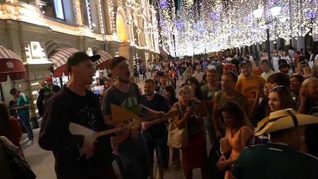Москва. Никольская улица. Балалайки. Акуна Матата. смотреть онлайн