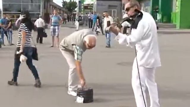 В Харькове скрипач дает концерт на улице смотреть онлайн