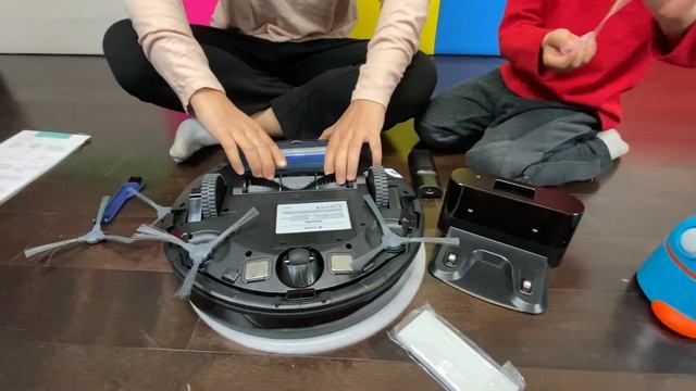 Zaynn Unboxing Goovi Robotic Vacuum Cleaner, setting Lightning McQueen toy on Goovi while it sweeps смотреть онлайн