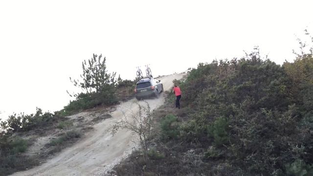 Subaru Forester взбирается в гору
