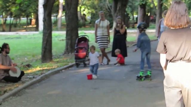 Барабан джембе и блок-флейта. Уличная музыка смотреть онлайн