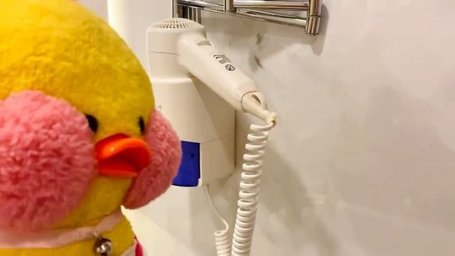 УТОЧКА ЛАЛАФАНФАН ЛЕТИТ на МОРЕ + РУМ ТУР КОМНАТЫ в Отеле / Уточка Lalafanfan смотреть онлайн