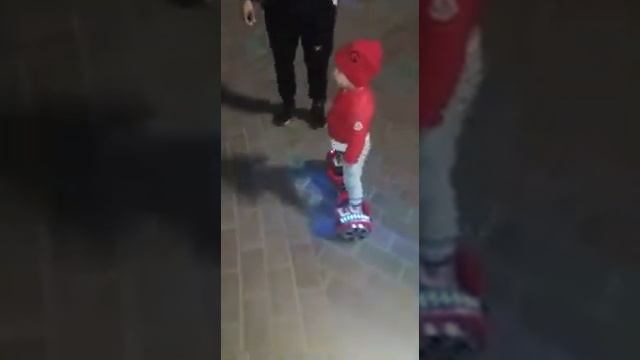 Маленький мальчик на гироскутере ! Мальчику 1,5года? смотреть онлайн