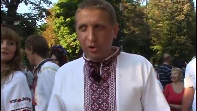 Кременчуг. Виталий Малецкий на параде вышиванок смотреть онлайн