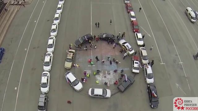 Изображение ракеты, составленное из наибольшего количества автомобилей смотреть онлайн
