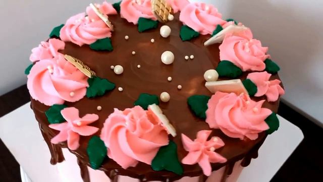 Торт с шоколадными подтеками