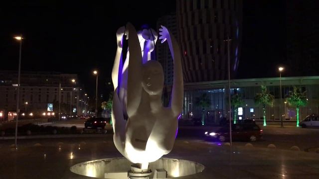 Движущаяся скульптура в Батуми напротив дома юстиции "Ротация". Скульптор Тамар Квеситадзе. смотреть онлайн