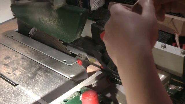 BOSCH. PTS 10. Нарезка маленьких деталей из бука. смотреть онлайн