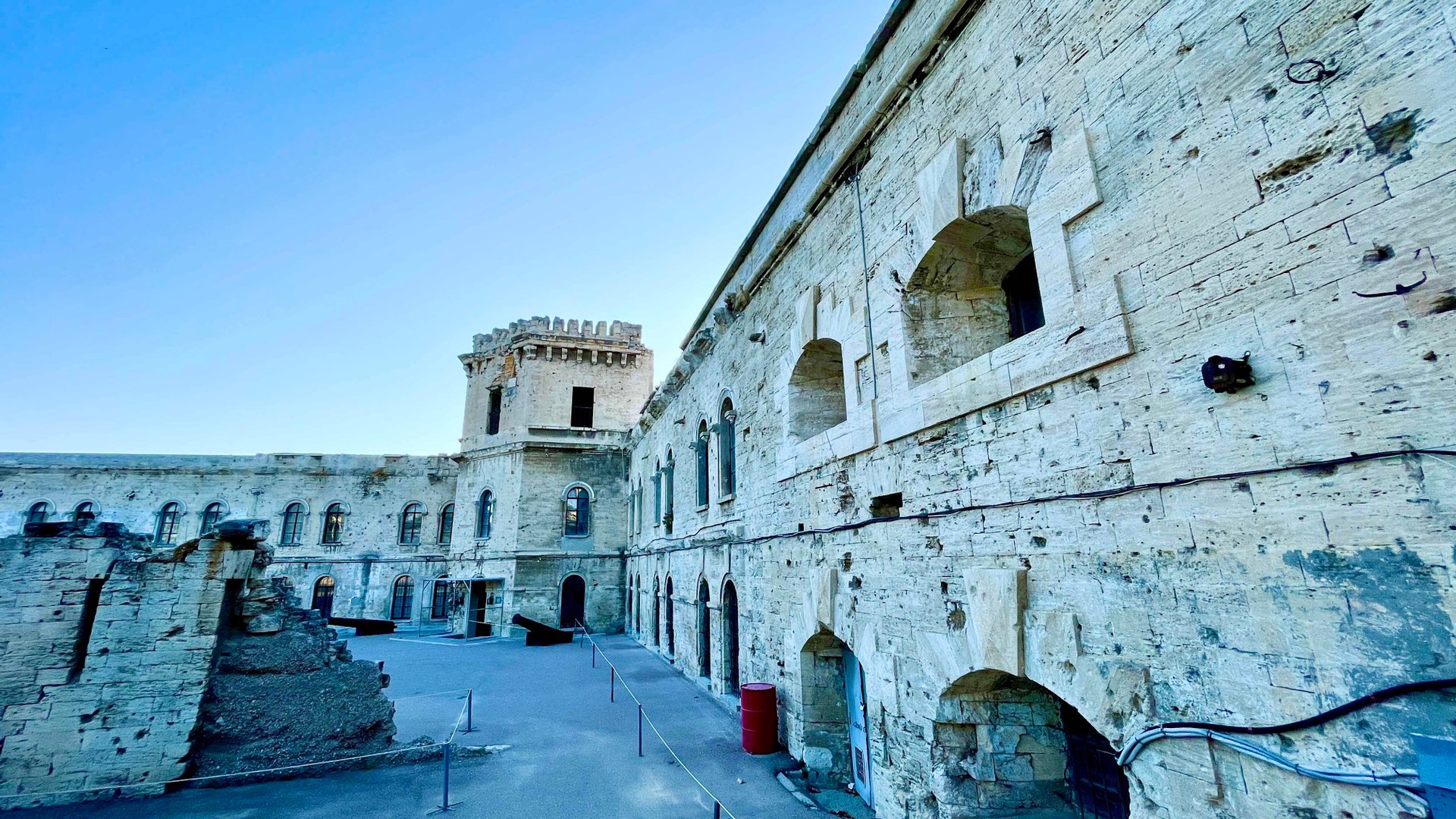 МИХАЙЛОВСКАЯ БАТАРЕЯ-от этого музея ВОЛОСЫ ДЫБОМ! Край сезона на пляже ТОЛСТЯК!Севастополь 2022 смотреть онлайн