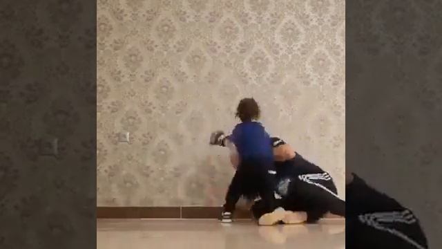 папа отгребает от дочери