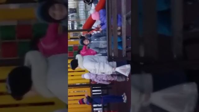 Для родителей курение на детской площадке это норм. смотреть онлайн