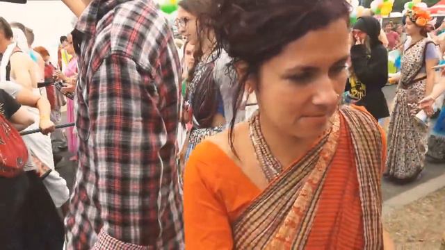 Iskcon Devotees Dancing and chanting Mantra in Rath Yatra #Mantra #Iskcon #Dancing #chanting #Кришн смотреть онлайн