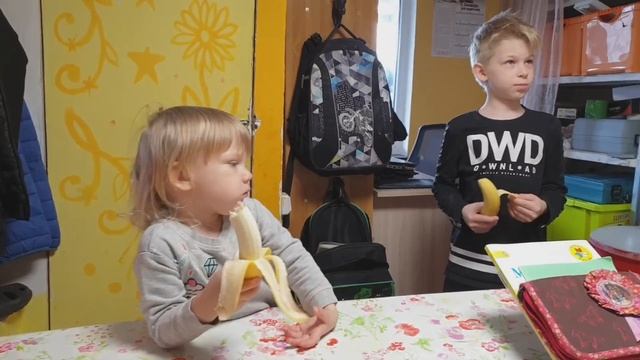 ЖЕСТЬ. Папа купил очередное г.....е для своих детей