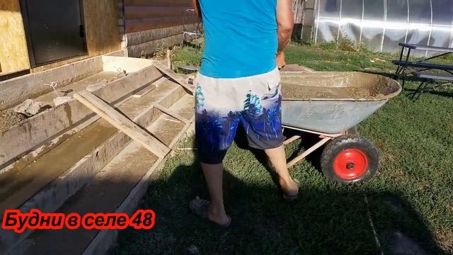 Сделали крыльцо.