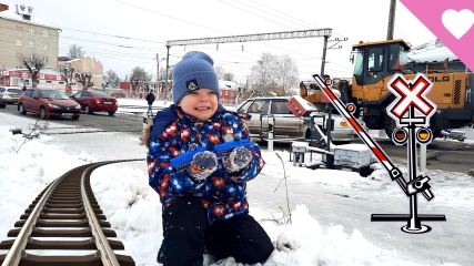 Грузовые поезда на жд переезде со шлагбаумом / Карьерный самосвал на поезде смотреть онлайн