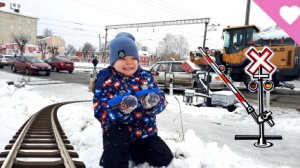 Грузовые поезда на жд переезде со шлагбаумом / Карьерный самосвал на поезде