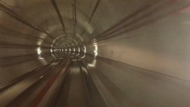 Почему в метро поручень едет быстрее эскалатора? смотреть онлайн