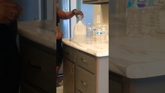 How many bottles of water make a gallon? смотреть онлайн