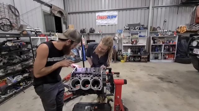 L67 HONING, CROSS HATCHING, GASKET CLEAN UP || L67 REBUILD PART TWO || Cat's L67 VX commodore смотреть онлайн