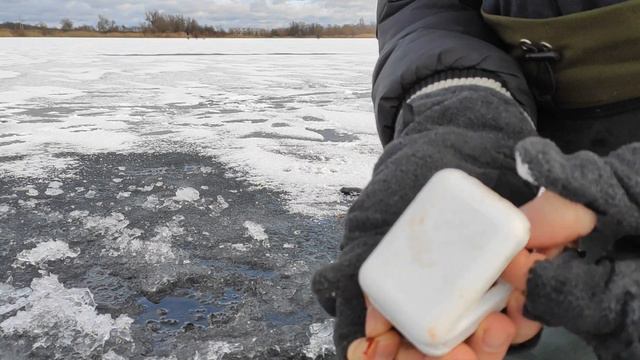 ТОНКИЙ ЛЕД ТРЕСНУЛ ПОД НОГАМИ! | Зимняя рыбалка 2020 | Ловля окуня зимой на мормышку смотреть онлайн