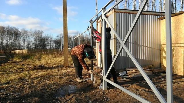 ПРИКРУЧИВАЕМ МЕТАЛО ПРОФИЛЬ НА ЗАБОР, строим каркасный дом сами. ? смотреть онлайн