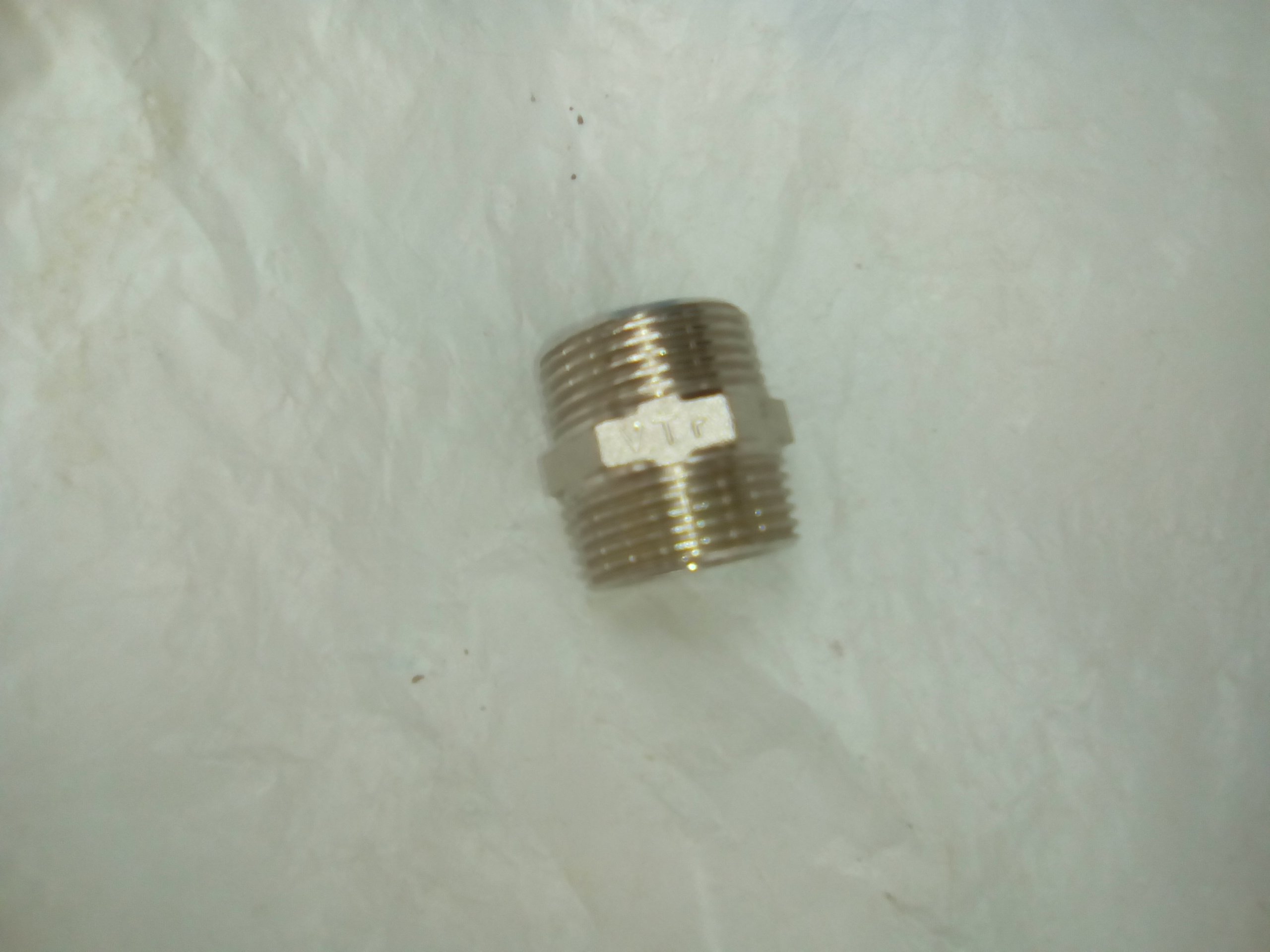 Проверка на прочность ниппеля латунного на пол дюйма фирмы Вальтек.