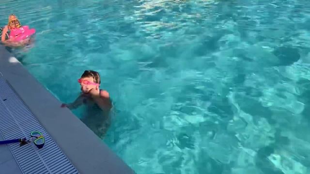 Последние дни на море/Перелёт домой смотреть онлайн