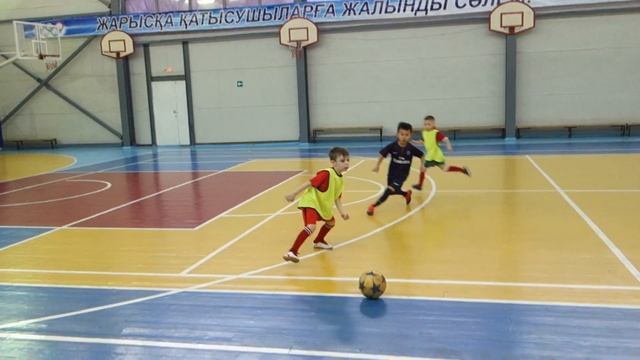 Дети играют в футбол, 6-7 лет | 2019-03-06 смотреть онлайн