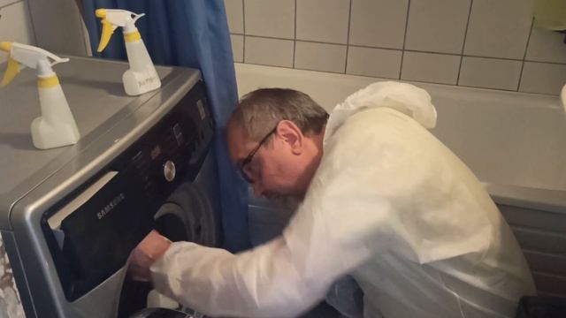 Очистка стиральной машины от плесени и грибков. Используются специальные средства обработки. смотреть онлайн