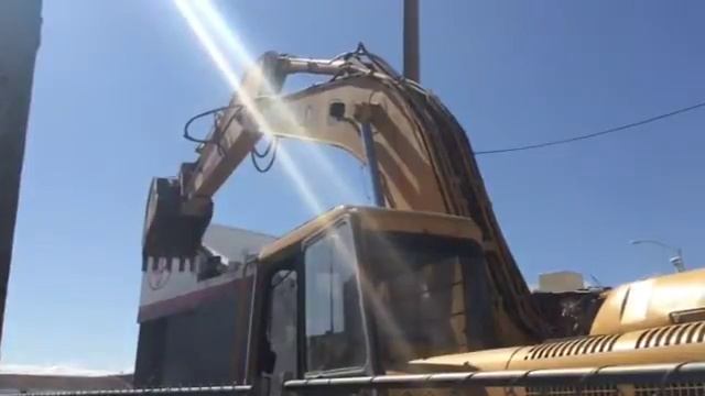 Video: Old Wills Toyota building is demolished. смотреть онлайн