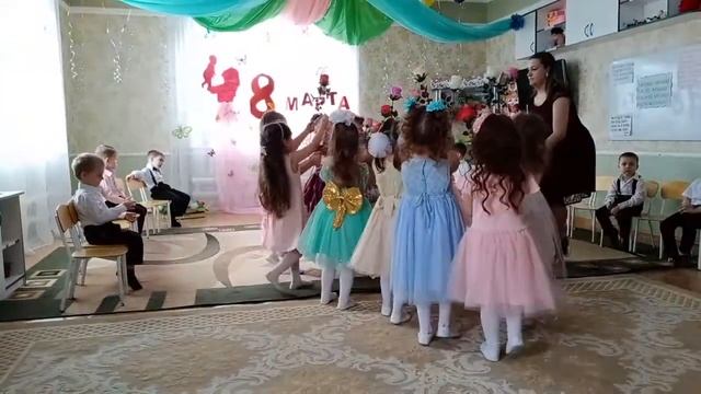 Танец с цветами. Средняя группа. смотреть онлайн